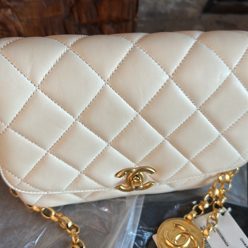 🚫SOLD🚫Auth. Chanel 2020 Lambskin flap w logo chain - Picture 6 of 14